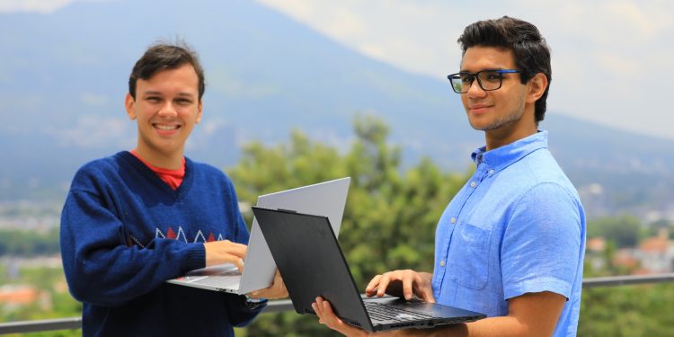 A sus cortos 21 años, Felipe Bolaños y Eduardo Arévalo, han creado una empresa tecnológica que busca conquistar El Salvador y expandirse a países de Centroamérica y el Caribe. Foto / Jarvin Muñuz.