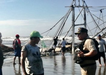 Embarcación pesquera fue destruida por fuerte oleaje en la bahía de Jiquilisco