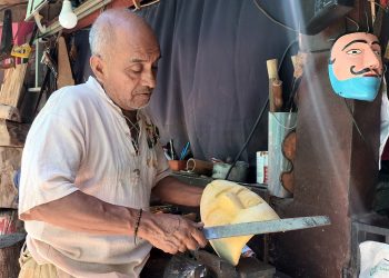Mauro es el artesano de las máscaras históricas de El Salvador