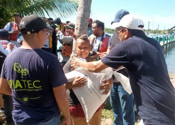 Gobierno de El Salvador entrega paquetes de alimentos a habitantes de dos islas en La Paz