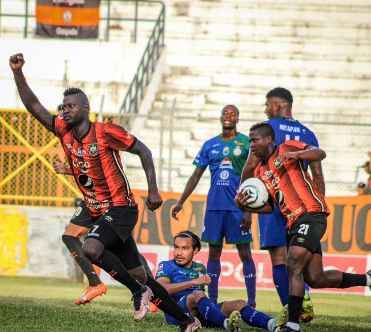 Los delanteros  colombianos Duvier Riascos y Carlos Salázar, fueron los artífices del triunfo de Águila ante Metapán por 4-2. Foto/@cdaguilaoficial