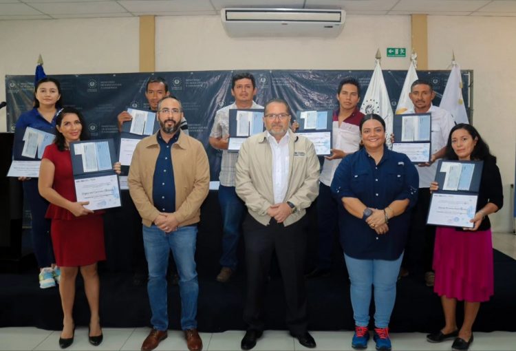 Autoridades de Gobierno entregaron el capital semilla a los productores beneficiados.