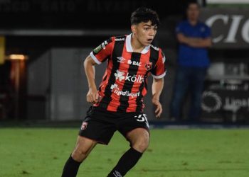 Leonardo Menjívar, por fin, debutó con Alajuelense