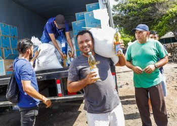 Gobierno de El Salvador apoya con alimentos a pescadores en playa El Espino, Usulután