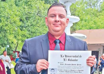 Joven salvadoreño sueña con ser docente en la escuela especial donde estudió