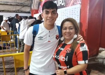 Claudia Peñate, madre de Leonardo Menjívar: «Me siento emocionada de ver jugar en Costa Rica a mi hijo»