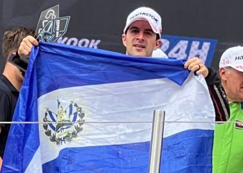 Piloto salvadoreño, Rolando Saca, logra histórico triunfo en las 24 horas de Barcelona