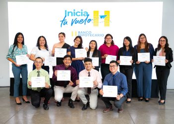 Banco Hipotecario graduó a 14 jóvenes como cajeros