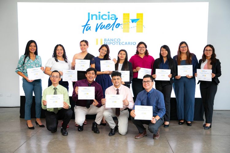 Tras concluir su proceso de formación, en un evento de clausura se entregaron diplomas como reconocimiento a los jóvenes.