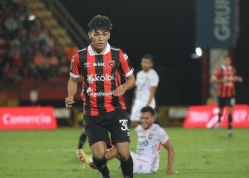 Leonardo Menjívar volvió a tener minutos con Alajuelense, pero su equipo perdió el invicto de 11 partidos