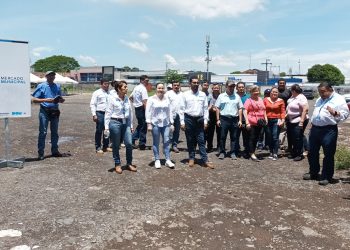 Representantes de empresas inspeccionan donde harán mercado en San Miguel