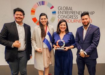 Ministra de Economía recibe premio internacional por su apoyo a emprendedores