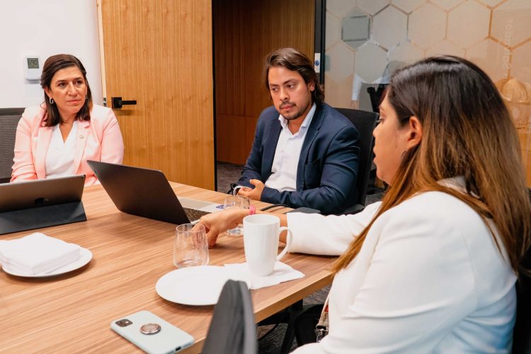 La ministra de Economía, María Luisa Hayem, sostuvo una reunión con los fundadores de Impact Hub.