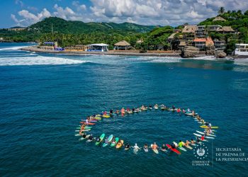 Surf City El Salvador cerró quinto torneo con un emotivo acto en memoria de víctimas de Maui