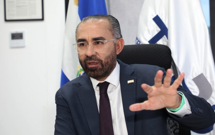 Fondos. La contratación de la empresa auditora y de impresión de las papeletas de votación se hizo por Bolpros.
