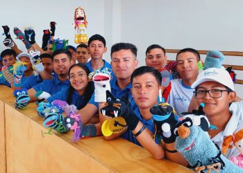 Banda El Salvador tejió nuevas armonías fabricando títeres para el Día del Niño en El Salvador