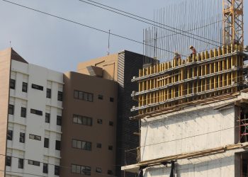La economía salvadoreña crecerá un 2.6 % en 2023, según el BCR
