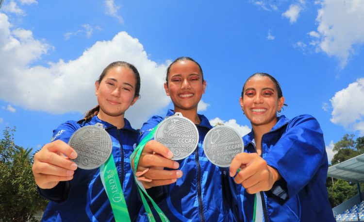 Las atletas, María Argueta, Brigitte Guadrón y Gabriela Morán, ganaron medalla de plata en Dueto Libre Junior. Fotos/Sofía Mazariego.