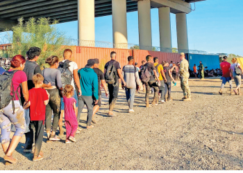 Llegan más migrantes a la frontera de Estados Unidos