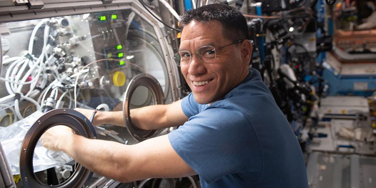 El astronauta Frank Rubio trabaja en Microgravity Science Glovebox.