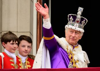 Rey británico Carlos III concluye su viaje a Francia con un toque medioambiental