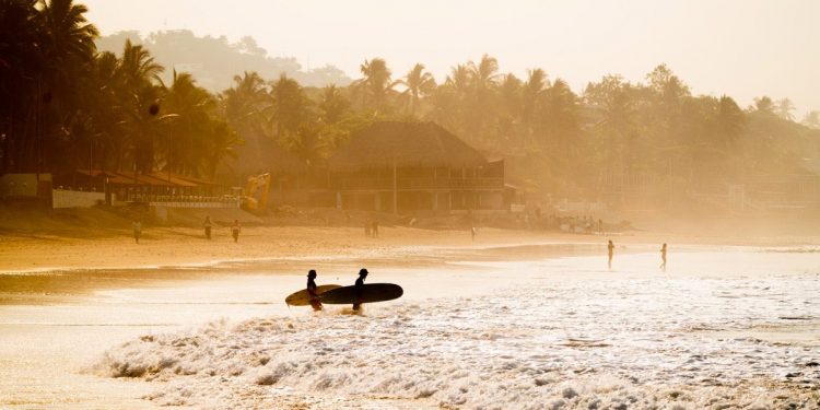 Las olas y playas nacionales se han posicionado a escalada internacional y atraen a los turistas extranjeros. Foto: Diario El Salvador.