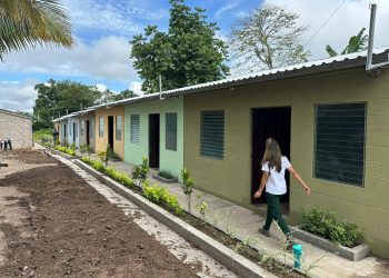 Construyen casas en San Bartolomé Perulapía, Cuscatlán