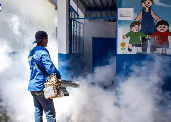 Desarrollan fumigación en centros educativos en Santiago de María, Usulután