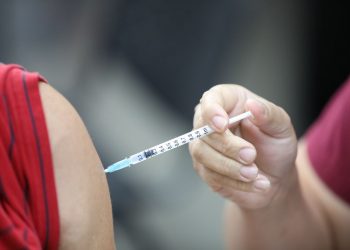 Moderna reduce producción de vacuna contra COVID-19