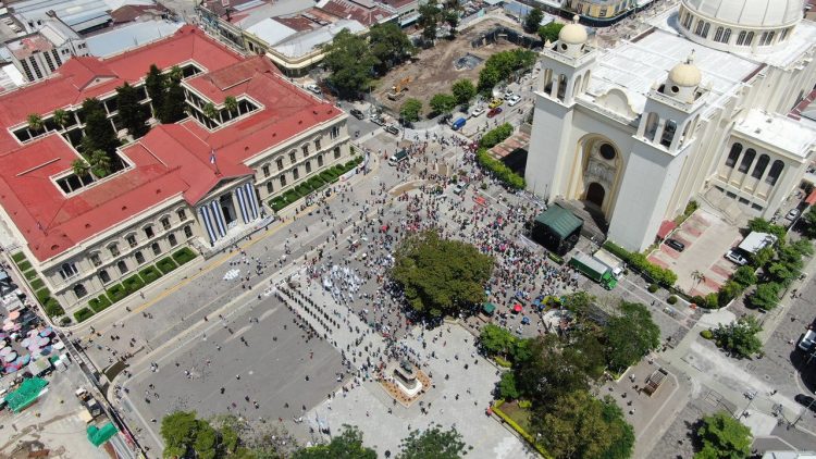 La marcha no tuvo la afluencia de personas esperadas, que se concentraron en la Plaza Gerardo Barrios.