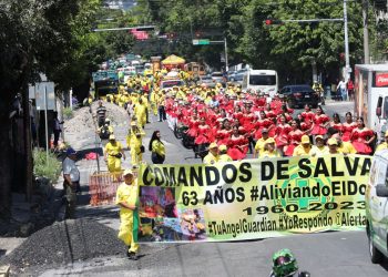 Los Comandos de Salvamento celebran sus 63 años con un desfile en la capital