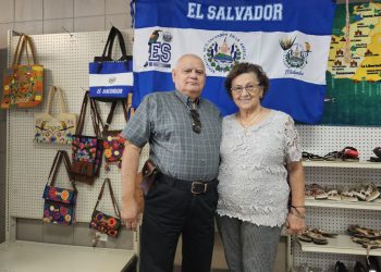 Una tienda en Denver cumple 32 años de compartir la cultura salvadoreña