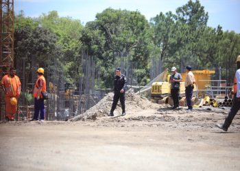 «¡Hey, hey apártense de ahí, se está rajando», gritan desesperados trabajadores antes de caída de muro en Santa Elena