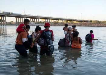 Ciudad de Texas declara emergencia por flujo migratorio