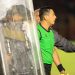 German Martínez y sus asistentes se fueron a su camerino bajo custodia policial, tras el final del Águila-FAS