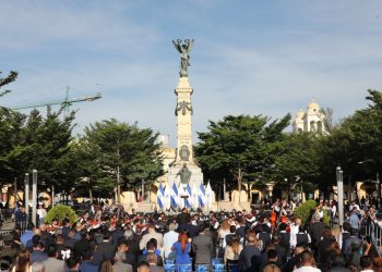 Inauguran el mes cívico en la Plaza Libertad de San Salvador