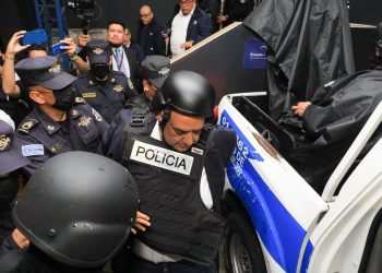 Asamblea desafuera y entrega a la FGR a diputado arenero Alberto Romero