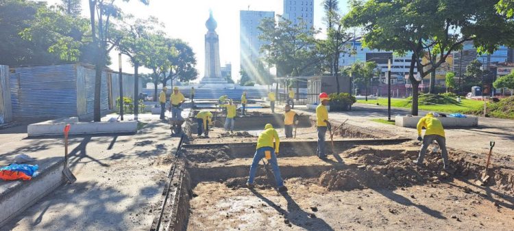 La plaza Salvador del Mundo está siendo mejorada por el MOP. Foto: MOP.