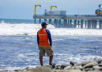 Emiten alerta amarilla por oleaje más alto y rápido en costa salvadoreña