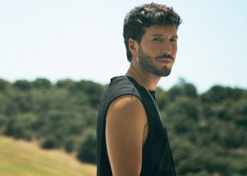 Sebastián Yatra le canta al amor con su nuevo sencillo «Energía Bacana»