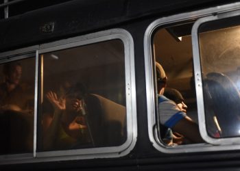 Al menos cuatro migrantes mueren al caer autobús en abismo en Honduras