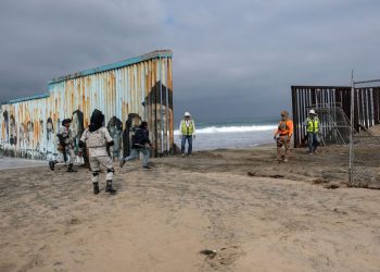 Gobierno de Biden ampliará muro en frontera con México para frenar migrantes