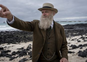 La encarnación de Charles Darwin sigue sus pasos y visita Galápagos