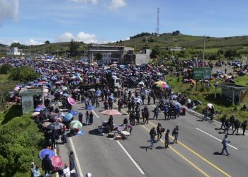 Bloquean carreteras de Guatemala para exigir cese a persecución electoral