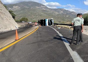 Mueren 18 migrantes de Venezuela y Haití en accidente de carretera en México
