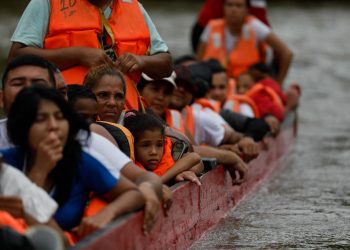 Venezolanos siguen su peligrosa ruta por selva panameña, pese a advertencia de EE. UU.