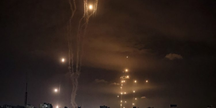 Fallas. El sistema antimisiles israelí conocido como Cúpula de Hierro no detuvo el ataque del grupo Hamás. En el pasado, Israel se ha jactado de la inteligencia de su armamento.  Foto AFP.