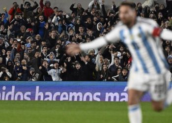 ¿Fútbol del pueblo? Altos costos alejan a los aficionados de su selección en Sudamérica