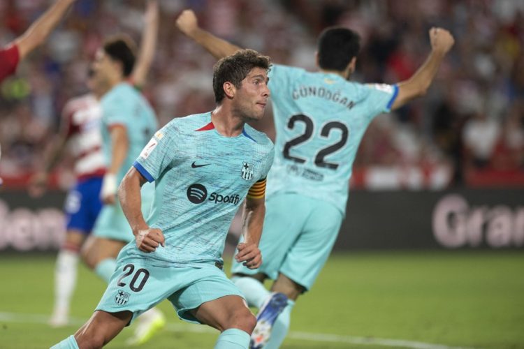Sergi Roberto, centrocampista del Barcelona, celebra su empate ante Granada. Foto AFP