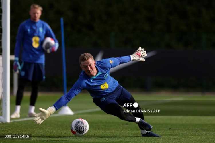 El arquero de Inglaterra, Jordan Pickford, durante el último entreno antes de enfrentarse este martes a Italia. Foto/ AFP